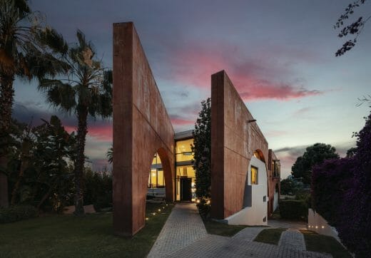 Ten niesamowity dom z 8 sypialniami o progresywnej koncepcji jest na sprzedaż w spektakularnej La Reserva de Alcuzcuz, Benahavis, w fałdach zbocza między San Pedro a podnóżem Serranía de Ronda. To bezpieczne, ogrodzone osiedle z wejściem przez punkt kontr