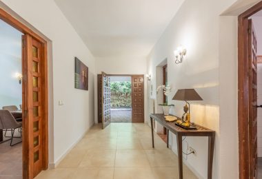 Styl Andalucia z dużym spiskiem 1,700sq.m. znajduje się w pobliżu Atalaya Golf Club! Duża szansa inwestycji!
