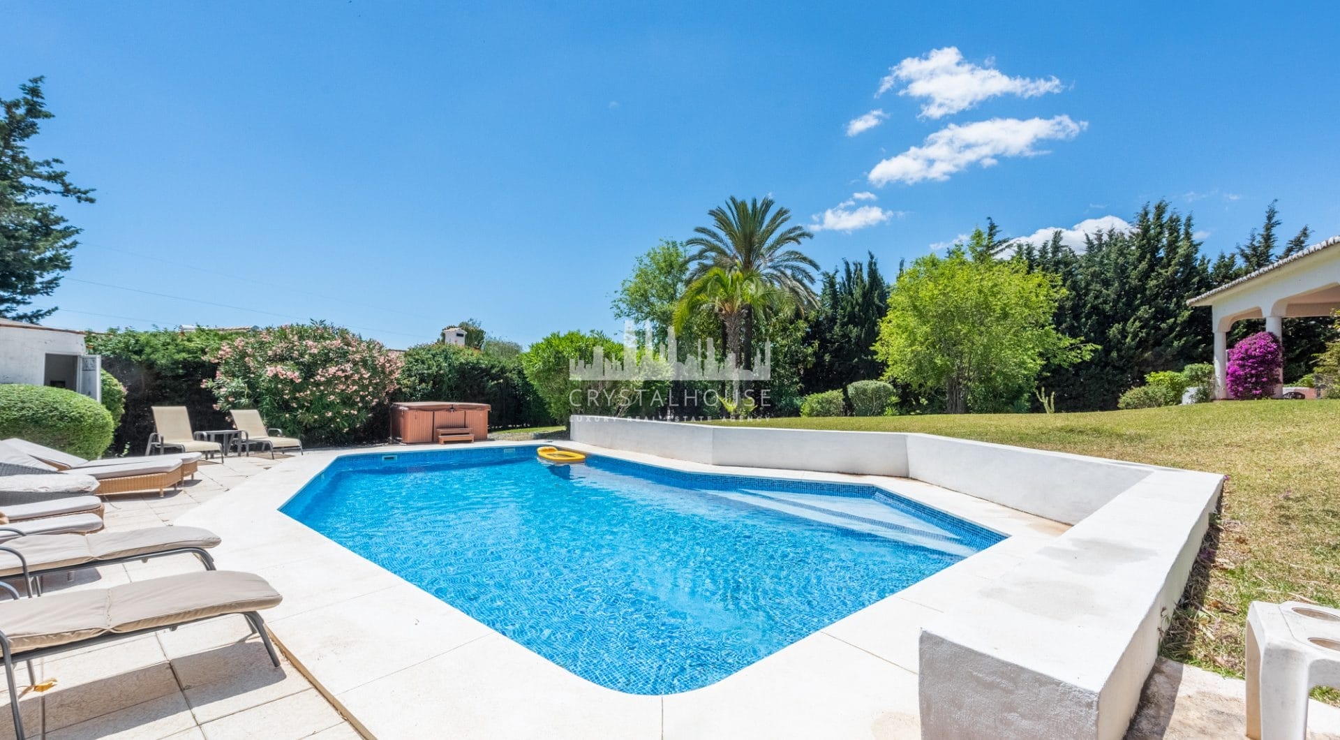 Styl Andalucia z dużym spiskiem 1,700sq.m. znajduje się w pobliżu Atalaya Golf Club! Duża szansa inwestycji!