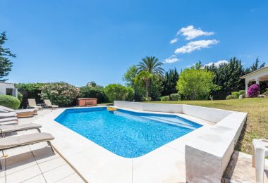 Styl Andalucia z dużym spiskiem 1,700sq.m. znajduje się w pobliżu Atalaya Golf Club! Duża szansa inwestycji!