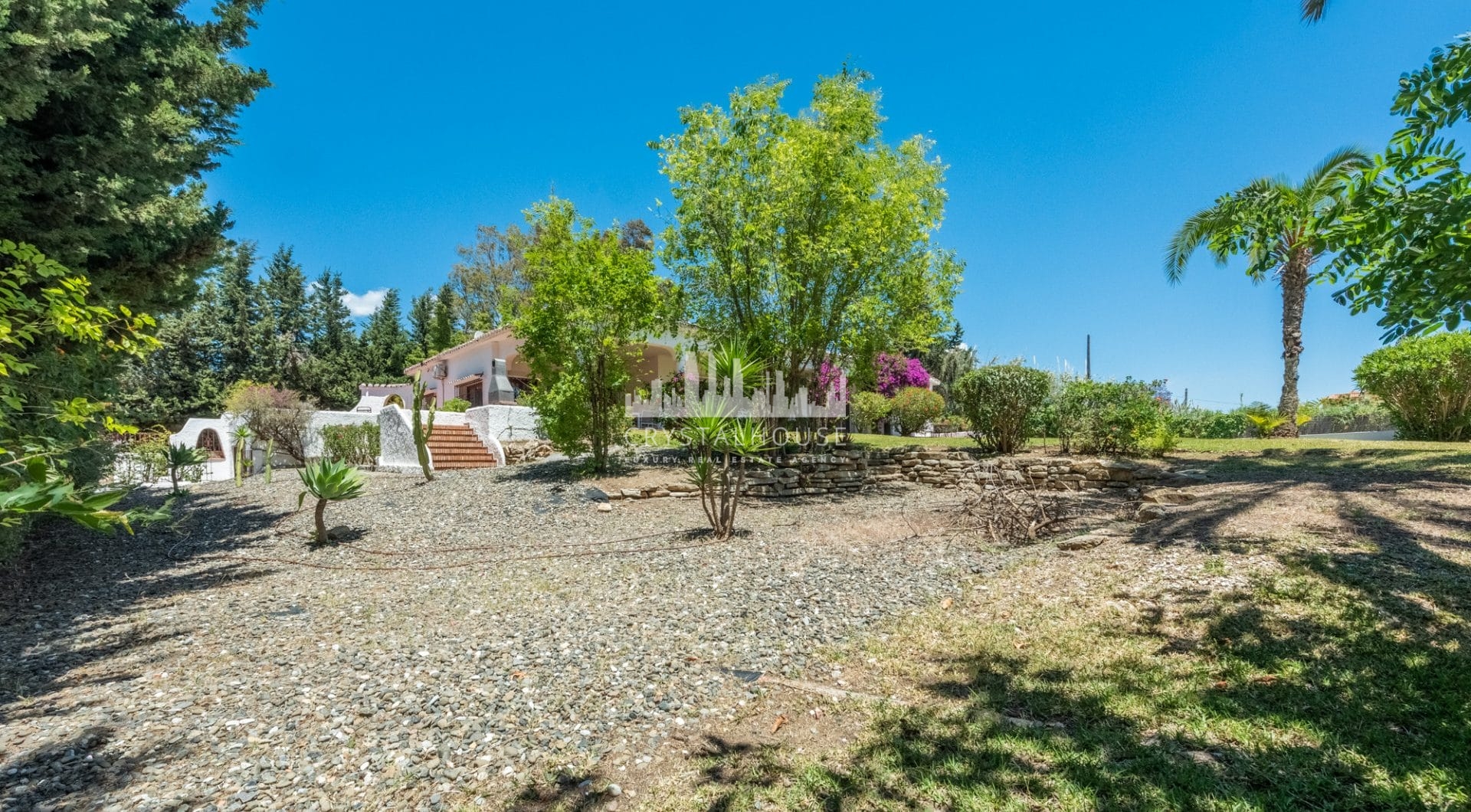 Styl Andalucia z dużym spiskiem 1,700sq.m. znajduje się w pobliżu Atalaya Golf Club! Duża szansa inwestycji!