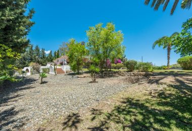 Styl Andalucia z dużym spiskiem 1,700sq.m. znajduje się w pobliżu Atalaya Golf Club! Duża szansa inwestycji!