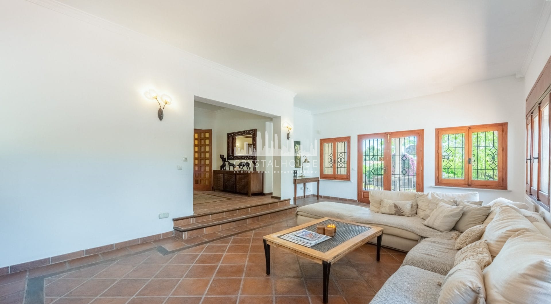 Styl Andalucia z dużym spiskiem 1,700sq.m. znajduje się w pobliżu Atalaya Golf Club! Duża szansa inwestycji!