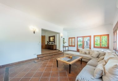 Styl Andalucia z dużym spiskiem 1,700sq.m. znajduje się w pobliżu Atalaya Golf Club! Duża szansa inwestycji!