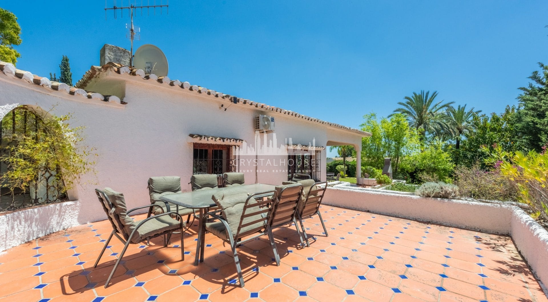 Styl Andalucia z dużym spiskiem 1,700sq.m. znajduje się w pobliżu Atalaya Golf Club! Duża szansa inwestycji!