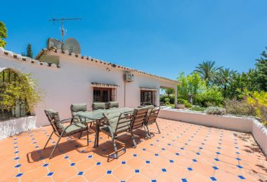 Styl Andalucia z dużym spiskiem 1,700sq.m. znajduje się w pobliżu Atalaya Golf Club! Duża szansa inwestycji!