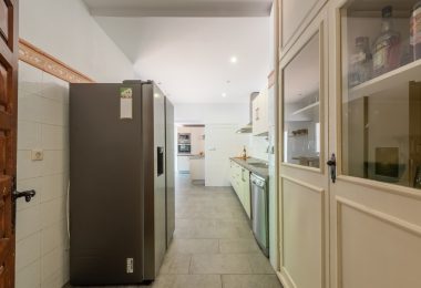 Styl Andalucia z dużym spiskiem 1,700sq.m. znajduje się w pobliżu Atalaya Golf Club! Duża szansa inwestycji!