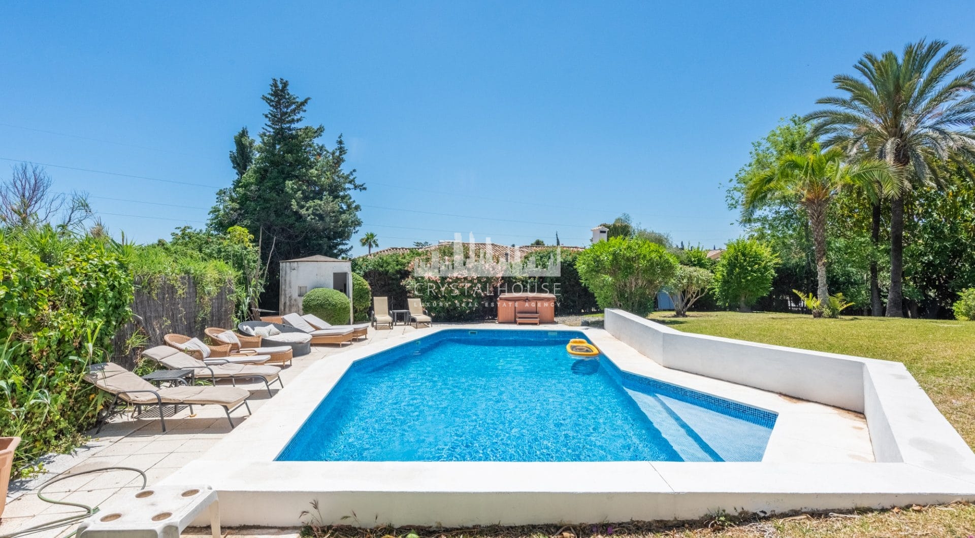 Styl Andalucia z dużym spiskiem 1,700sq.m. znajduje się w pobliżu Atalaya Golf Club! Duża szansa inwestycji!