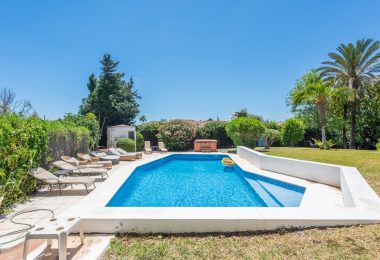 Styl Andalucia z dużym spiskiem 1,700sq.m. znajduje się w pobliżu Atalaya Golf Club! Duża szansa inwestycji!