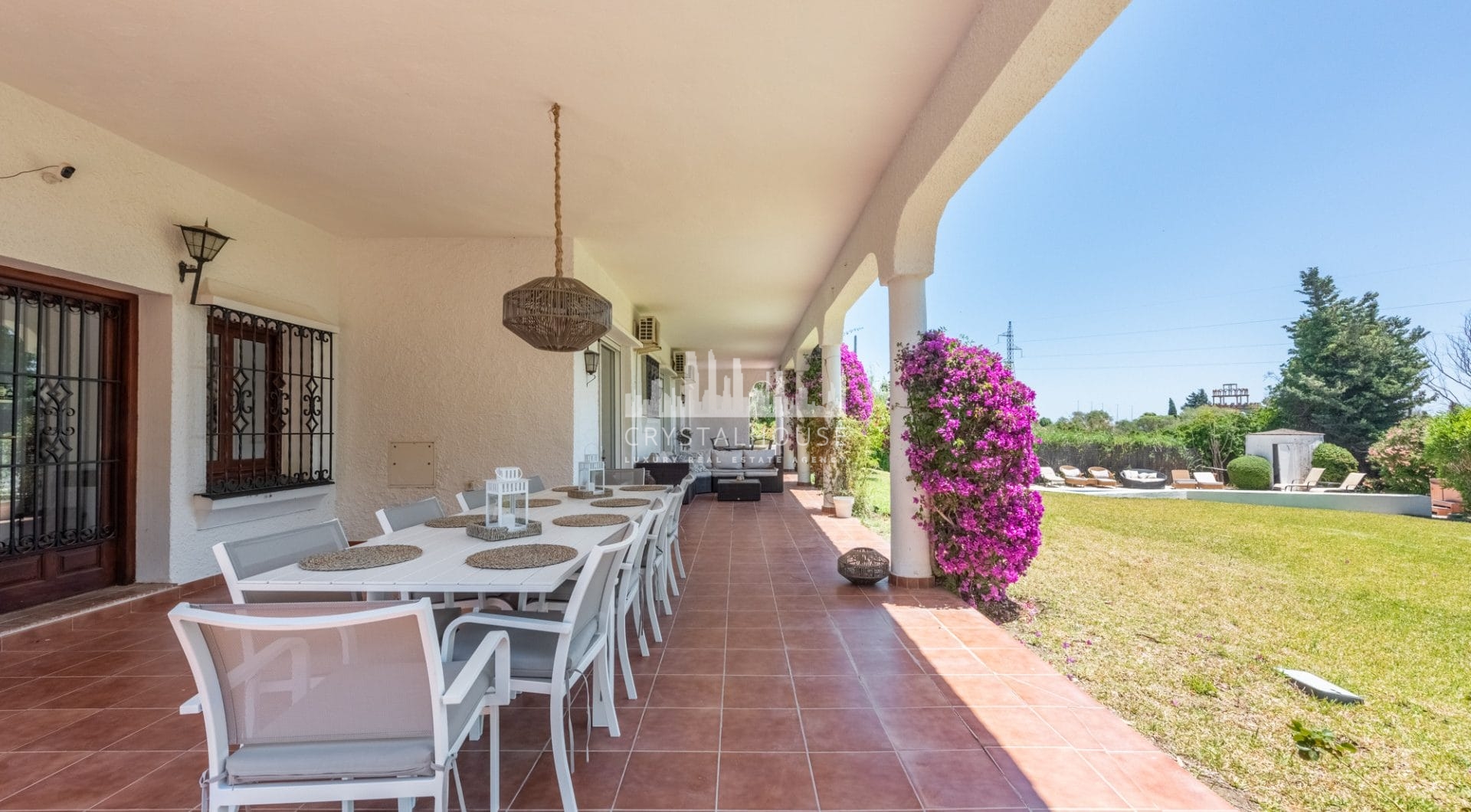 Styl Andalucia z dużym spiskiem 1,700sq.m. znajduje się w pobliżu Atalaya Golf Club! Duża szansa inwestycji!
