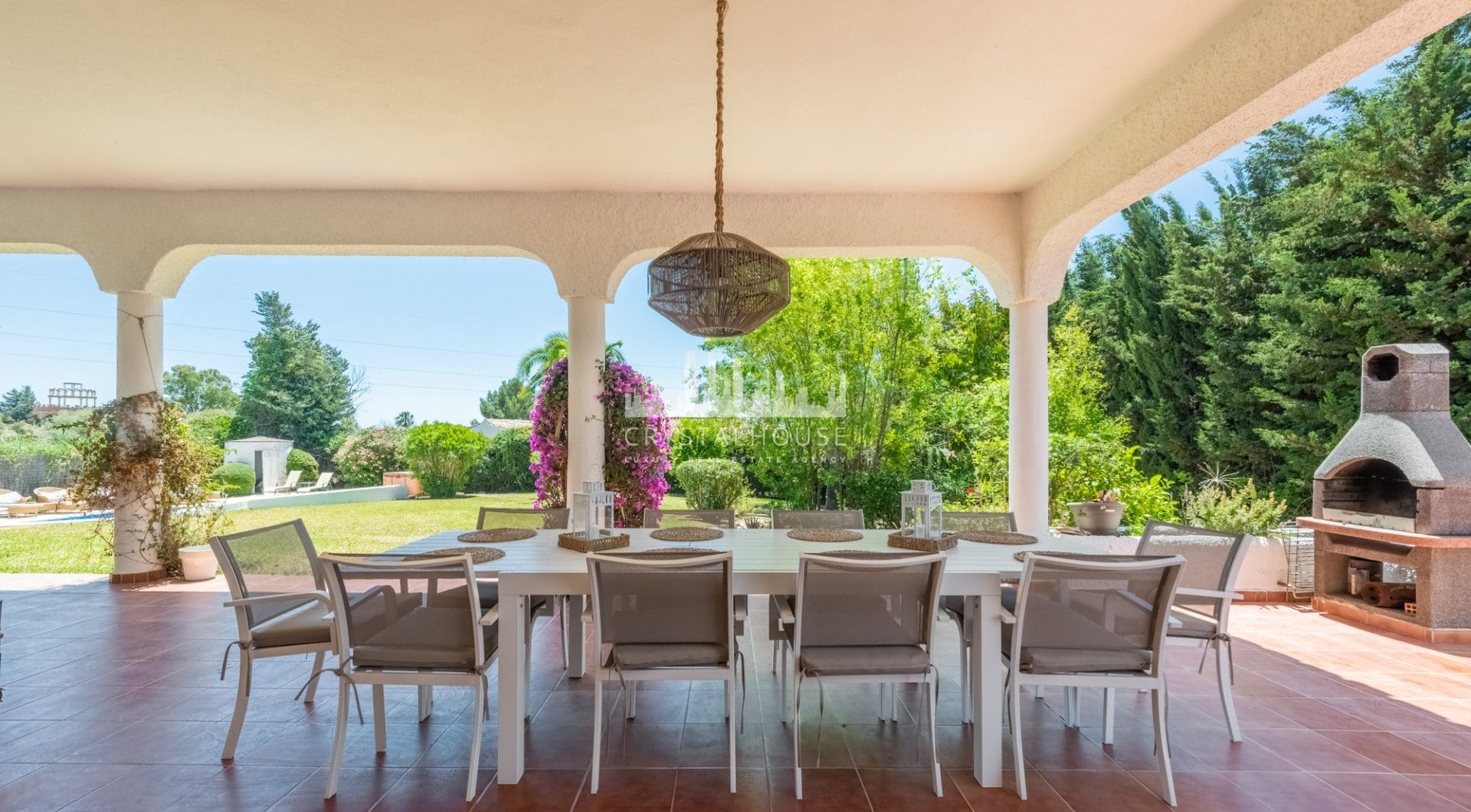 Styl Andalucia z dużym spiskiem 1,700sq.m. znajduje się w pobliżu Atalaya Golf Club! Duża szansa inwestycji!