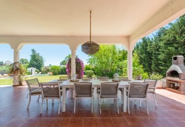 Styl Andalucia z dużym spiskiem 1,700sq.m. znajduje się w pobliżu Atalaya Golf Club! Duża szansa inwestycji!
