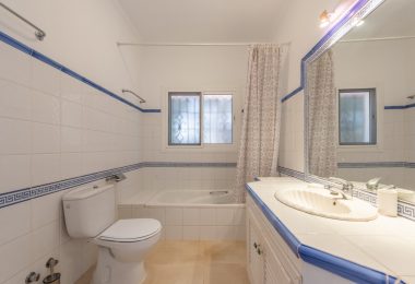 Styl Andalucia z dużym spiskiem 1,700sq.m. znajduje się w pobliżu Atalaya Golf Club! Duża szansa inwestycji!