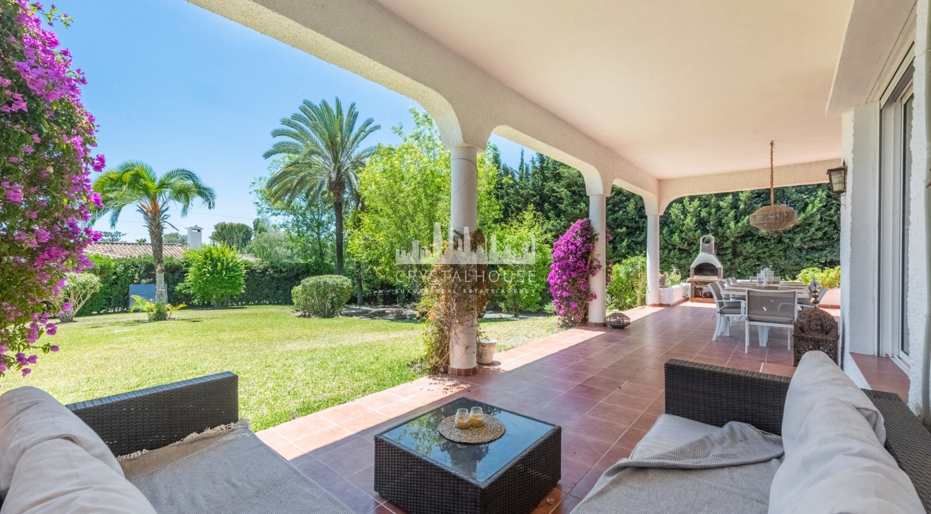 Styl Andalucia z dużym spiskiem 1,700sq.m. znajduje się w pobliżu Atalaya Golf Club! Duża szansa inwestycji!