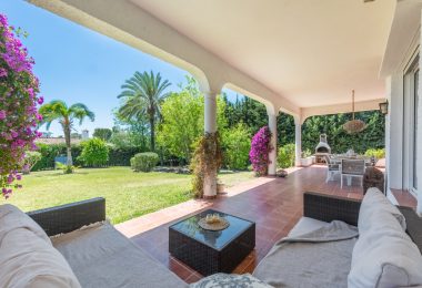 Styl Andalucia z dużym spiskiem 1,700sq.m. znajduje się w pobliżu Atalaya Golf Club! Duża szansa inwestycji!