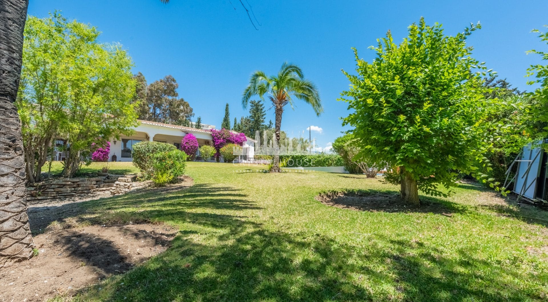 Styl Andalucia z dużym spiskiem 1,700sq.m. znajduje się w pobliżu Atalaya Golf Club! Duża szansa inwestycji!