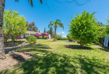 Styl Andalucia z dużym spiskiem 1,700sq.m. znajduje się w pobliżu Atalaya Golf Club! Duża szansa inwestycji!