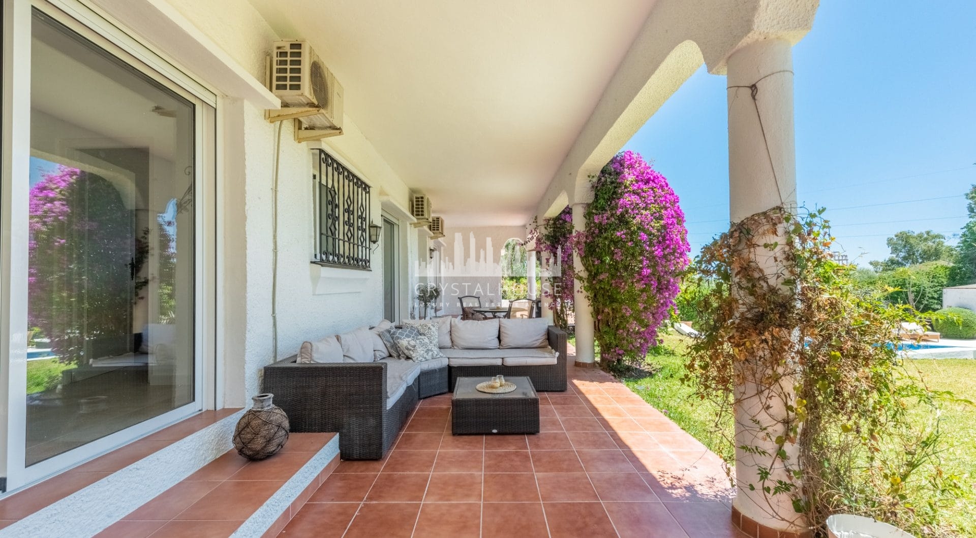 Styl Andalucia z dużym spiskiem 1,700sq.m. znajduje się w pobliżu Atalaya Golf Club! Duża szansa inwestycji!