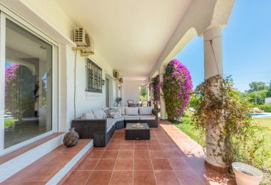 Styl Andalucia z dużym spiskiem 1,700sq.m. znajduje się w pobliżu Atalaya Golf Club! Duża szansa inwestycji!