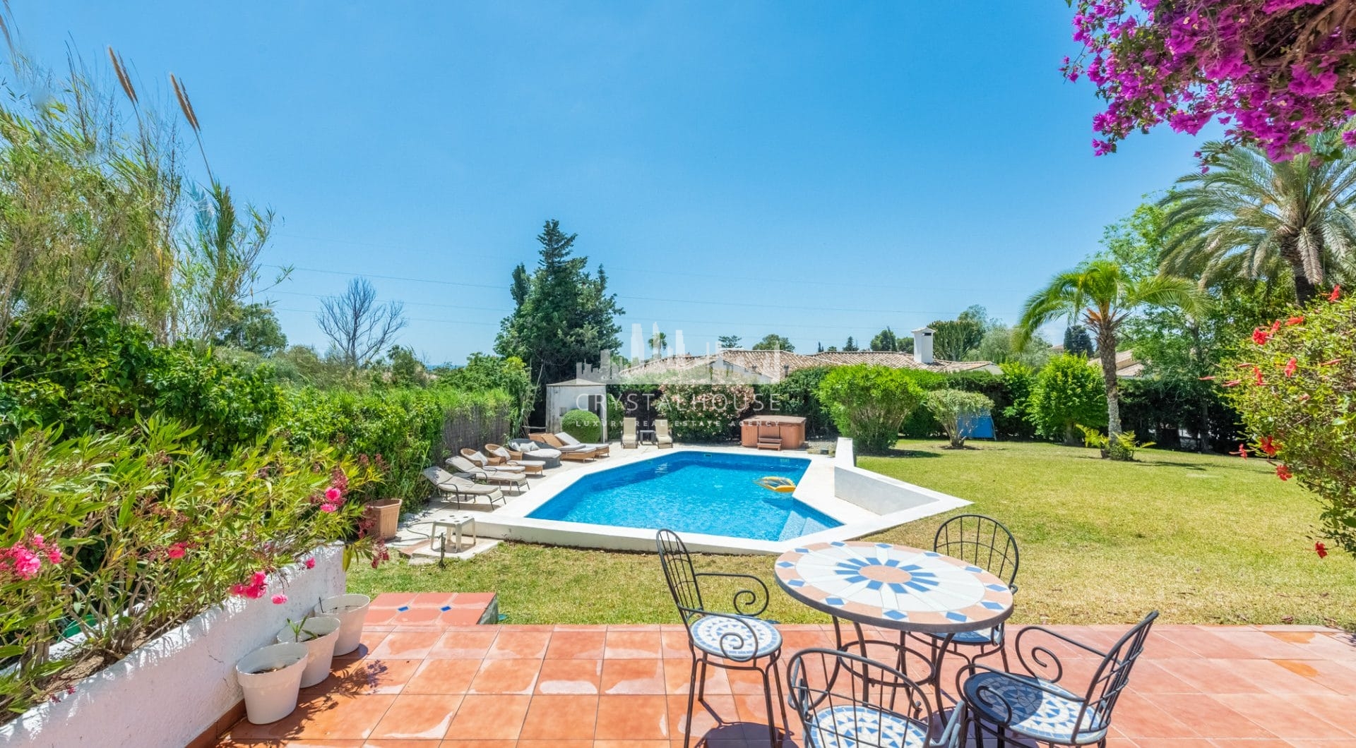 Styl Andalucia z dużym spiskiem 1,700sq.m. znajduje się w pobliżu Atalaya Golf Club! Duża szansa inwestycji!