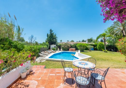 Styl Andalucia z dużym spiskiem 1,700sq.m. znajduje się w pobliżu Atalaya Golf Club! Duża szansa inwestycji!