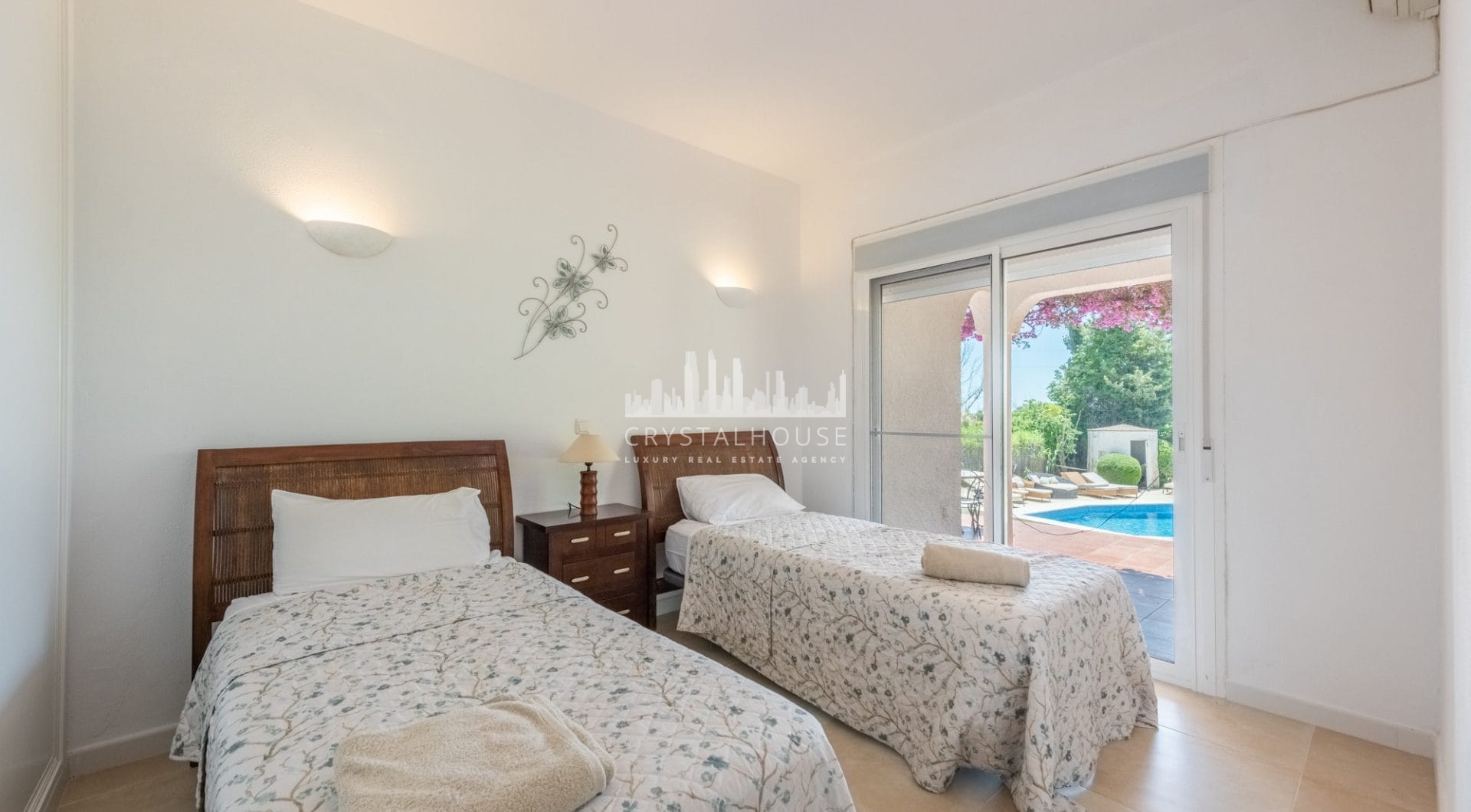 Styl Andalucia z dużym spiskiem 1,700sq.m. znajduje się w pobliżu Atalaya Golf Club! Duża szansa inwestycji!