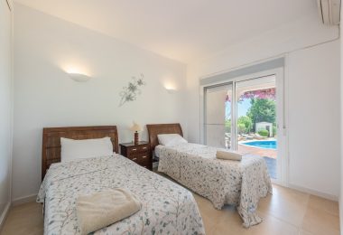 Styl Andalucia z dużym spiskiem 1,700sq.m. znajduje się w pobliżu Atalaya Golf Club! Duża szansa inwestycji!