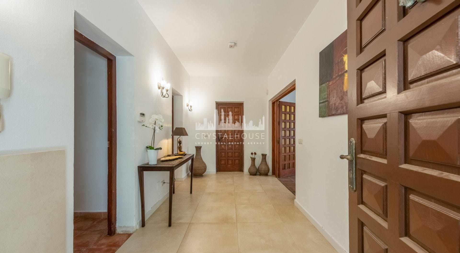 Styl Andalucia z dużym spiskiem 1,700sq.m. znajduje się w pobliżu Atalaya Golf Club! Duża szansa inwestycji!