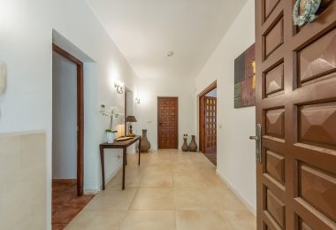 Styl Andalucia z dużym spiskiem 1,700sq.m. znajduje się w pobliżu Atalaya Golf Club! Duża szansa inwestycji!