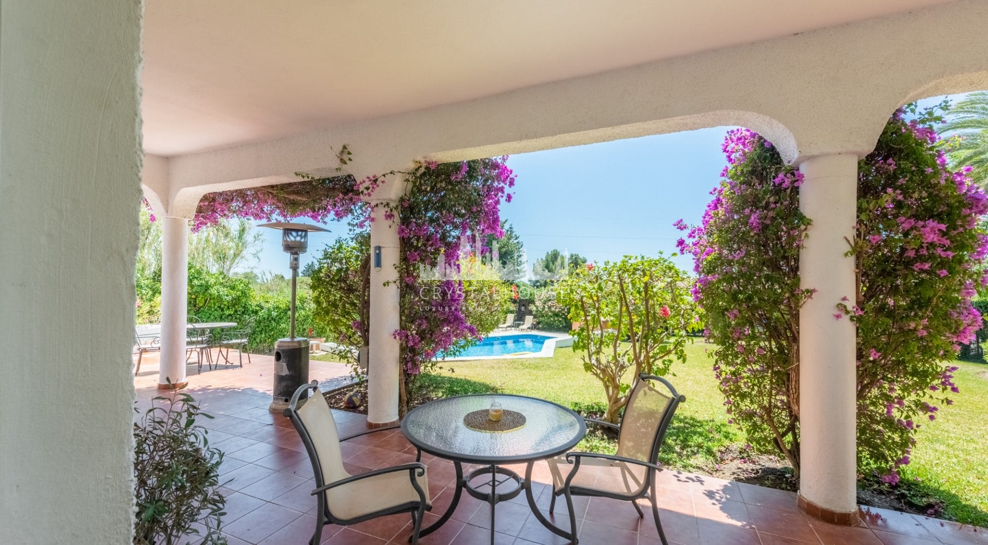 Styl Andalucia z dużym spiskiem 1,700sq.m. znajduje się w pobliżu Atalaya Golf Club! Duża szansa inwestycji!