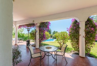 Styl Andalucia z dużym spiskiem 1,700sq.m. znajduje się w pobliżu Atalaya Golf Club! Duża szansa inwestycji!