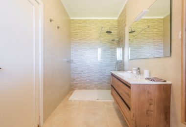 Styl Andalucia z dużym spiskiem 1,700sq.m. znajduje się w pobliżu Atalaya Golf Club! Duża szansa inwestycji!