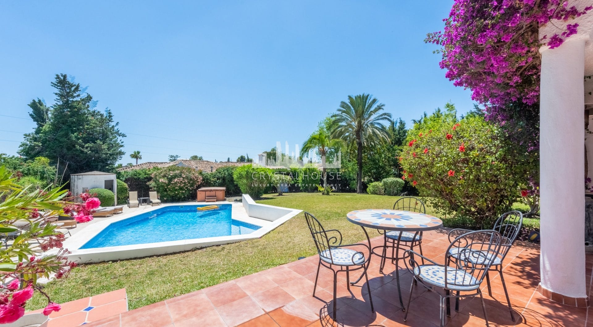 Styl Andalucia z dużym spiskiem 1,700sq.m. znajduje się w pobliżu Atalaya Golf Club! Duża szansa inwestycji!