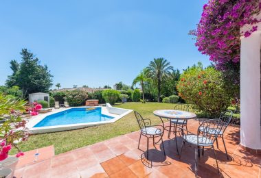 Styl Andalucia z dużym spiskiem 1,700sq.m. znajduje się w pobliżu Atalaya Golf Club! Duża szansa inwestycji!