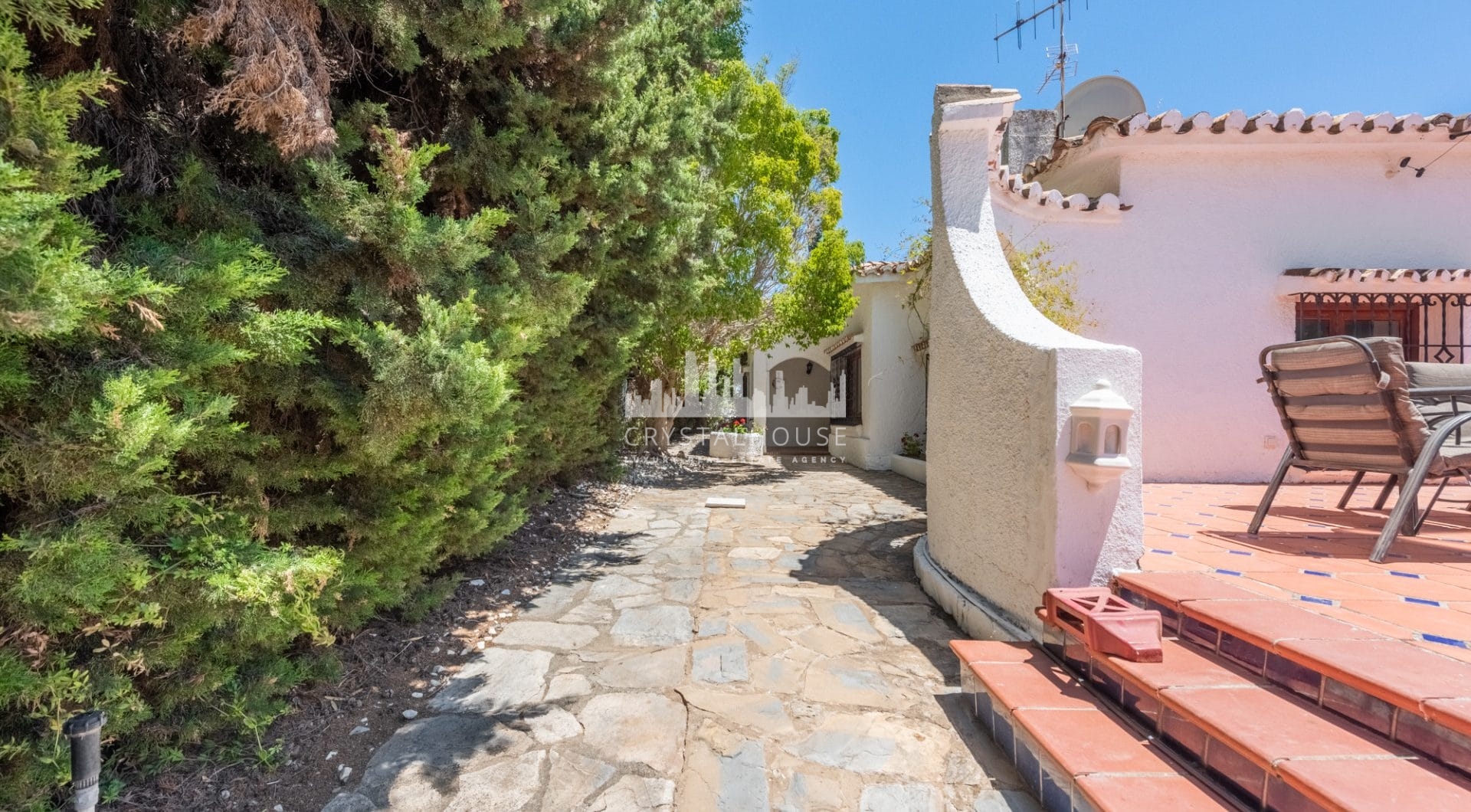 Styl Andalucia z dużym spiskiem 1,700sq.m. znajduje się w pobliżu Atalaya Golf Club! Duża szansa inwestycji!
