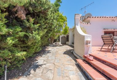 Styl Andalucia z dużym spiskiem 1,700sq.m. znajduje się w pobliżu Atalaya Golf Club! Duża szansa inwestycji!