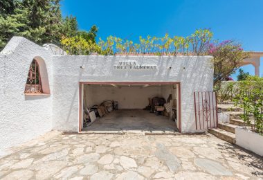Styl Andalucia z dużym spiskiem 1,700sq.m. znajduje się w pobliżu Atalaya Golf Club! Duża szansa inwestycji!