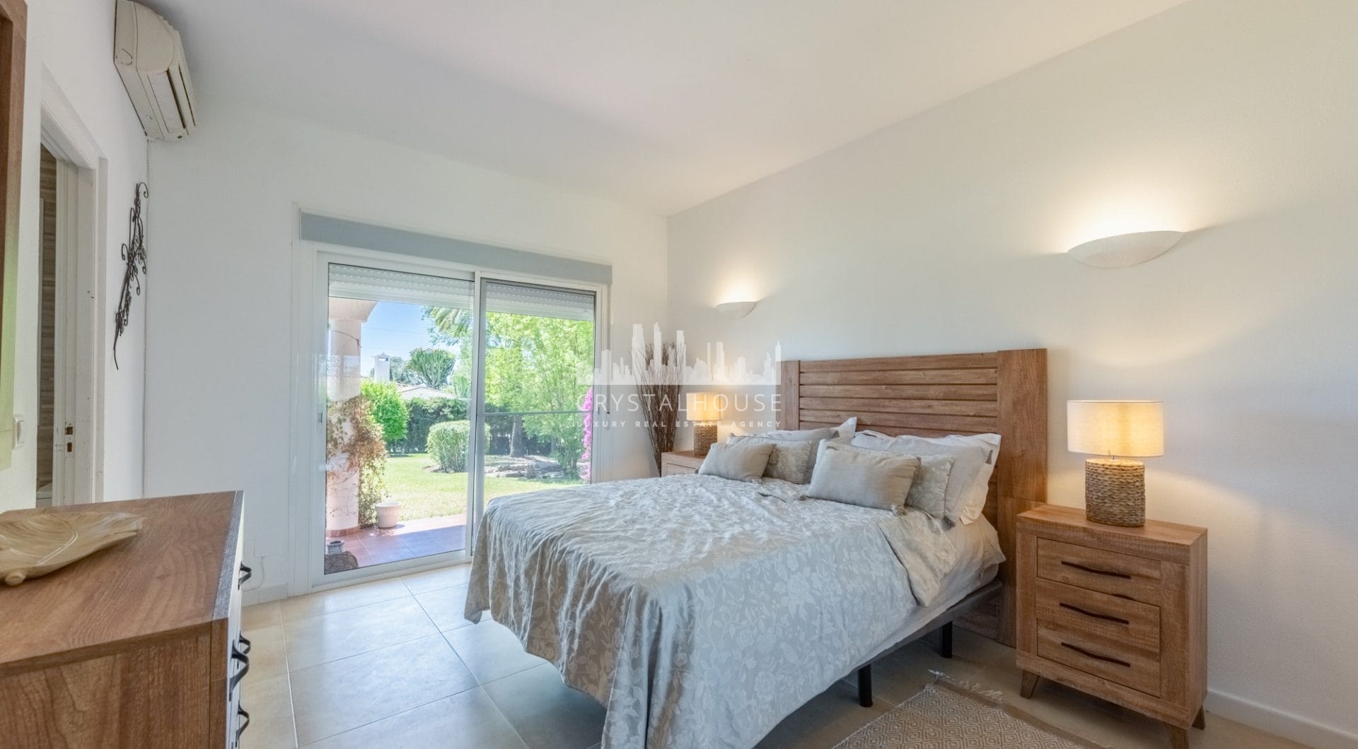 Styl Andalucia z dużym spiskiem 1,700sq.m. znajduje się w pobliżu Atalaya Golf Club! Duża szansa inwestycji!