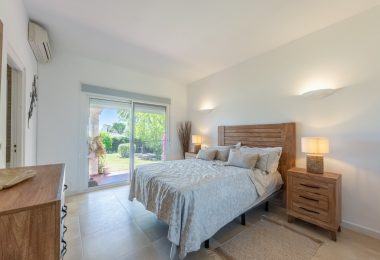 Styl Andalucia z dużym spiskiem 1,700sq.m. znajduje się w pobliżu Atalaya Golf Club! Duża szansa inwestycji!