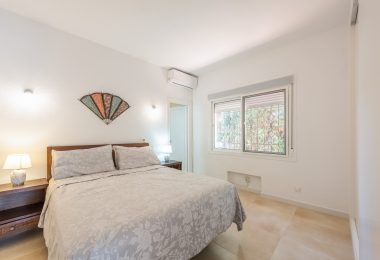 Styl Andalucia z dużym spiskiem 1,700sq.m. znajduje się w pobliżu Atalaya Golf Club! Duża szansa inwestycji!