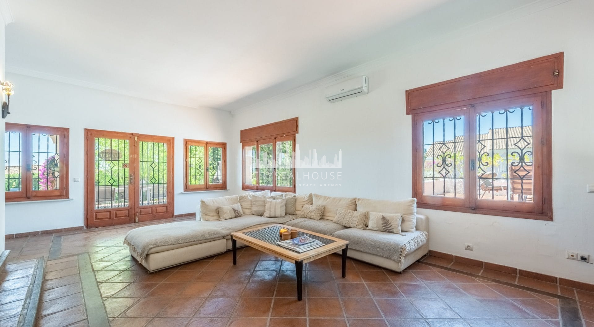 Styl Andalucia z dużym spiskiem 1,700sq.m. znajduje się w pobliżu Atalaya Golf Club! Duża szansa inwestycji!