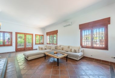 Styl Andalucia z dużym spiskiem 1,700sq.m. znajduje się w pobliżu Atalaya Golf Club! Duża szansa inwestycji!