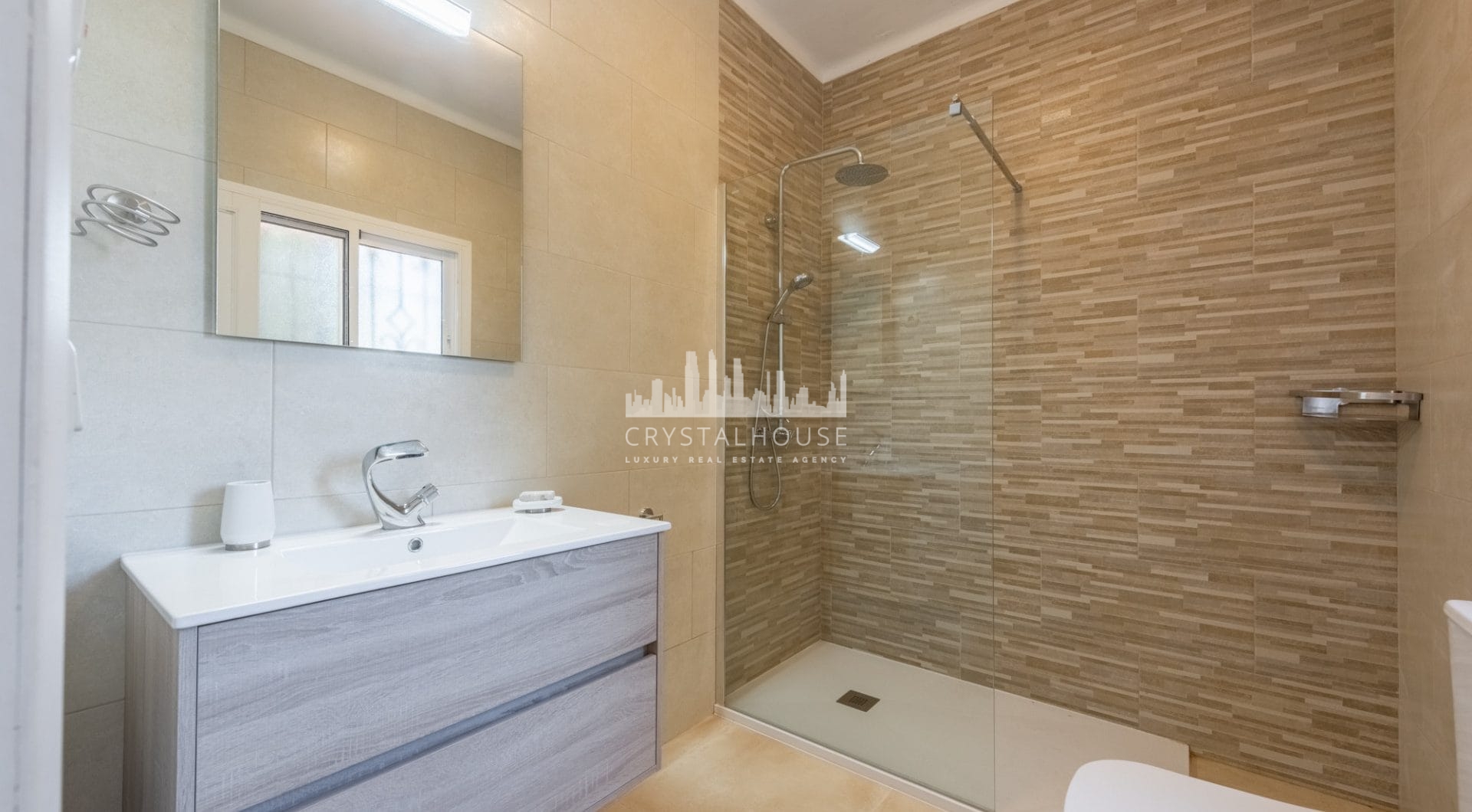 Styl Andalucia z dużym spiskiem 1,700sq.m. znajduje się w pobliżu Atalaya Golf Club! Duża szansa inwestycji!