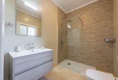 Styl Andalucia z dużym spiskiem 1,700sq.m. znajduje się w pobliżu Atalaya Golf Club! Duża szansa inwestycji!