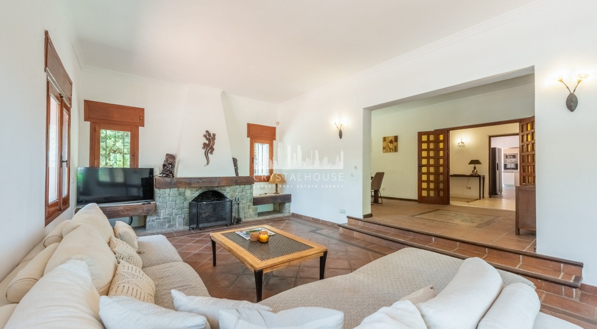 Styl Andalucia z dużym spiskiem 1,700sq.m. znajduje się w pobliżu Atalaya Golf Club! Duża szansa inwestycji!