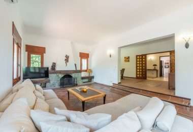 Styl Andalucia z dużym spiskiem 1,700sq.m. znajduje się w pobliżu Atalaya Golf Club! Duża szansa inwestycji!