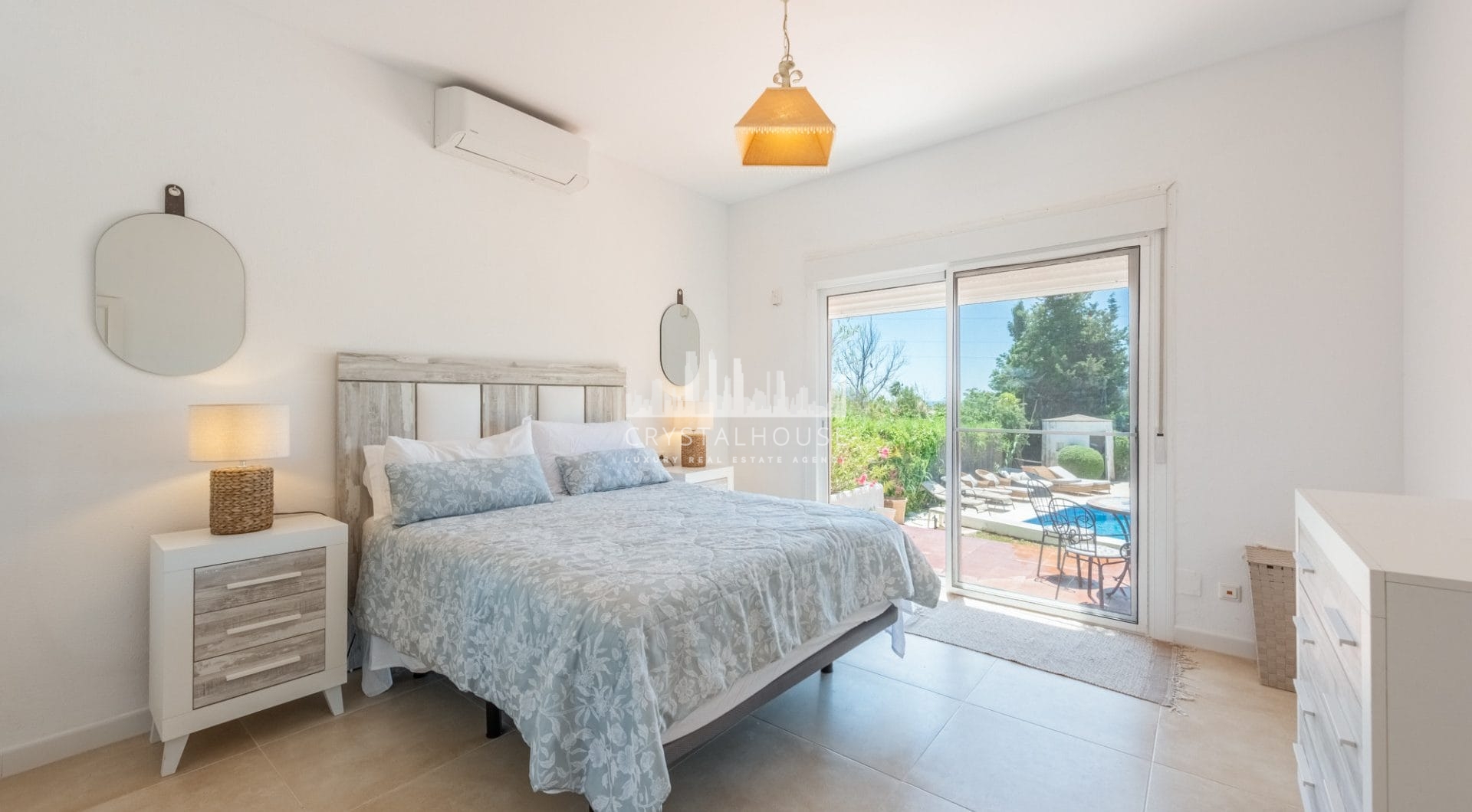 Styl Andalucia z dużym spiskiem 1,700sq.m. znajduje się w pobliżu Atalaya Golf Club! Duża szansa inwestycji!