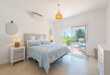 Styl Andalucia z dużym spiskiem 1,700sq.m. znajduje się w pobliżu Atalaya Golf Club! Duża szansa inwestycji!