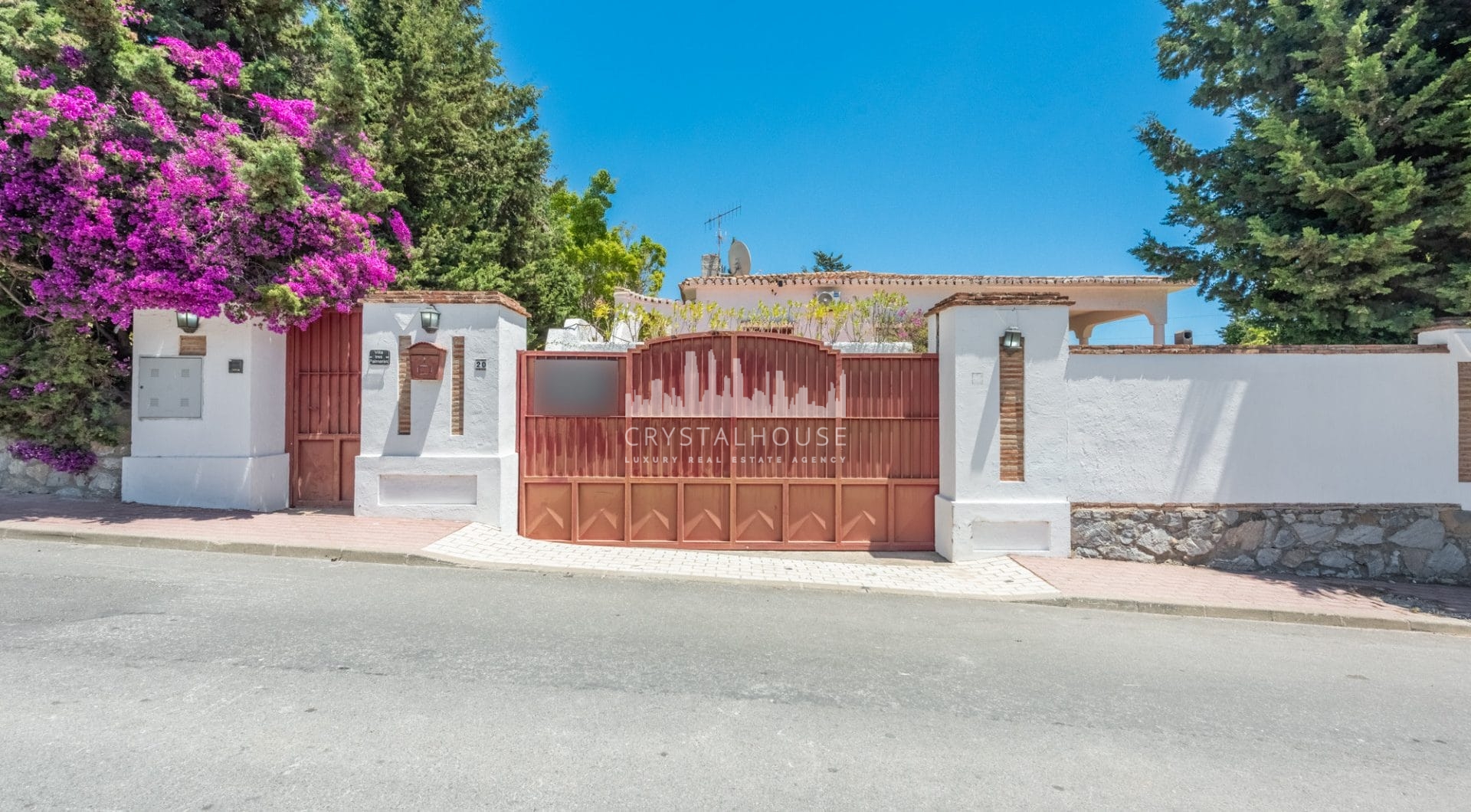 Styl Andalucia z dużym spiskiem 1,700sq.m. znajduje się w pobliżu Atalaya Golf Club! Duża szansa inwestycji!