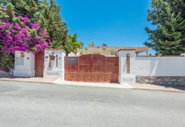 Styl Andalucia z dużym spiskiem 1,700sq.m. znajduje się w pobliżu Atalaya Golf Club! Duża szansa inwestycji!